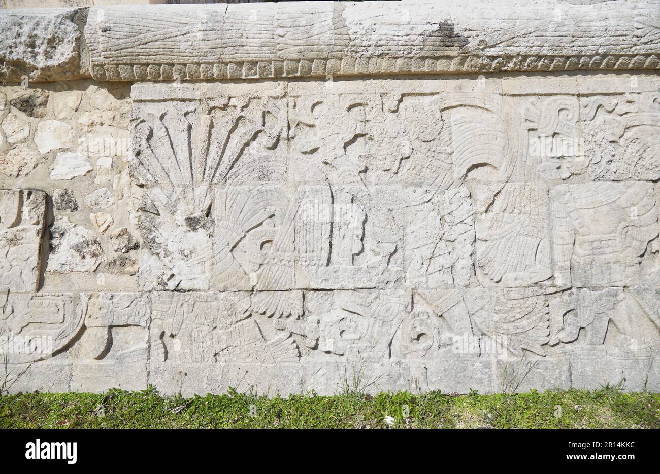 The Mayan ball court of Chichen Itza, the largest ever built in ...