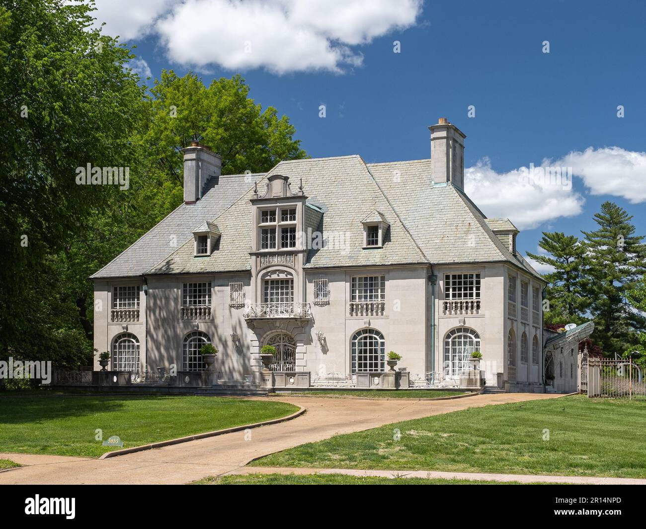 Mansion on Lindell boulevard overlooking Forest Park Stock Photo Alamy