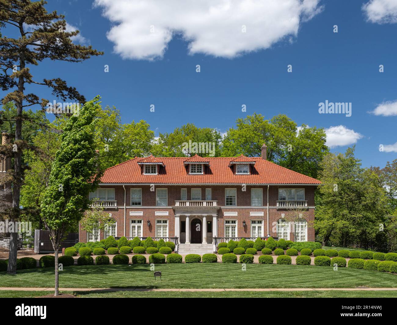 Mansion on Lindell boulevard overlooking Forest Park Stock Photo Alamy