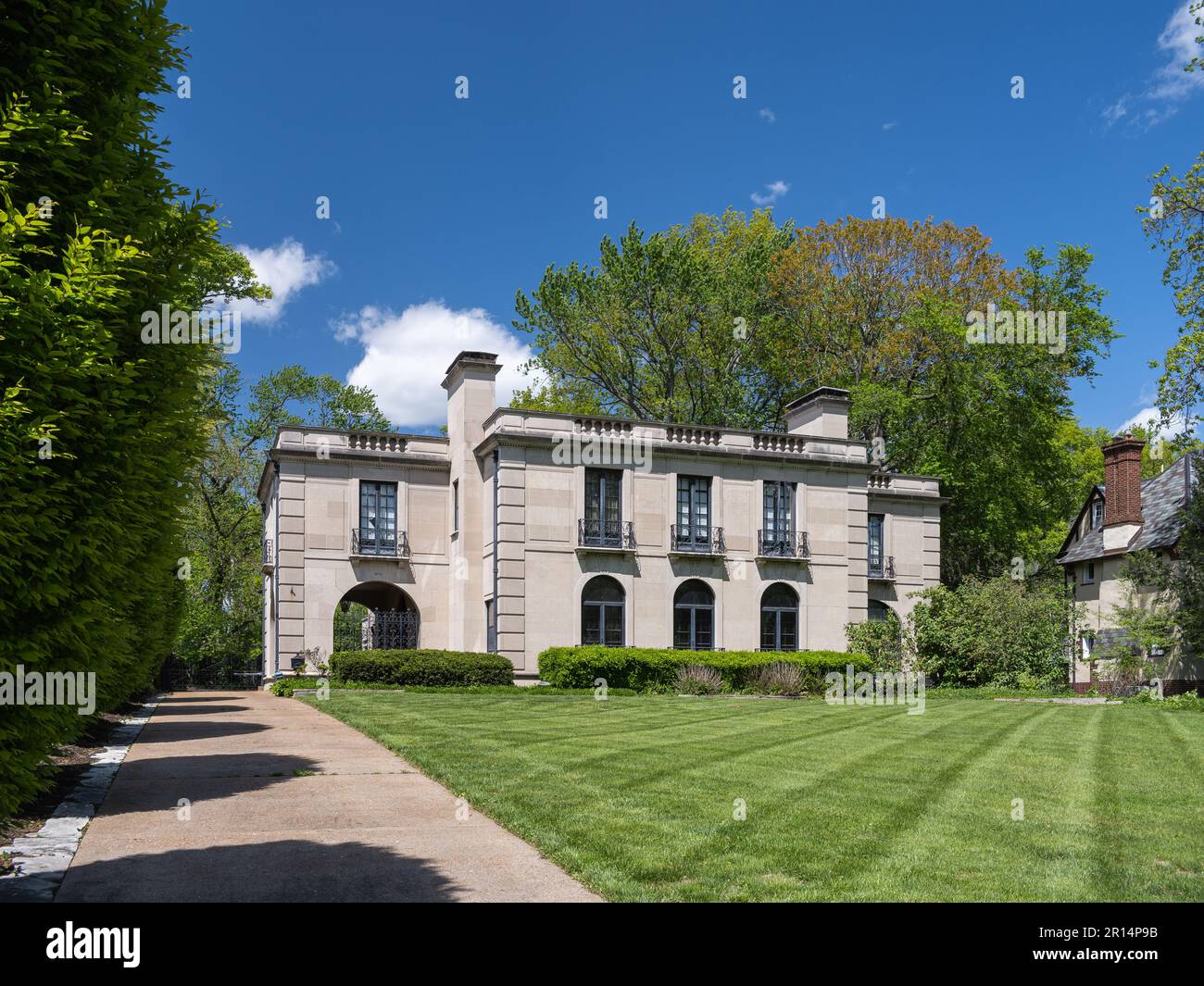 Mansion on Lindell boulevard overlooking Forest Park Stock Photo Alamy