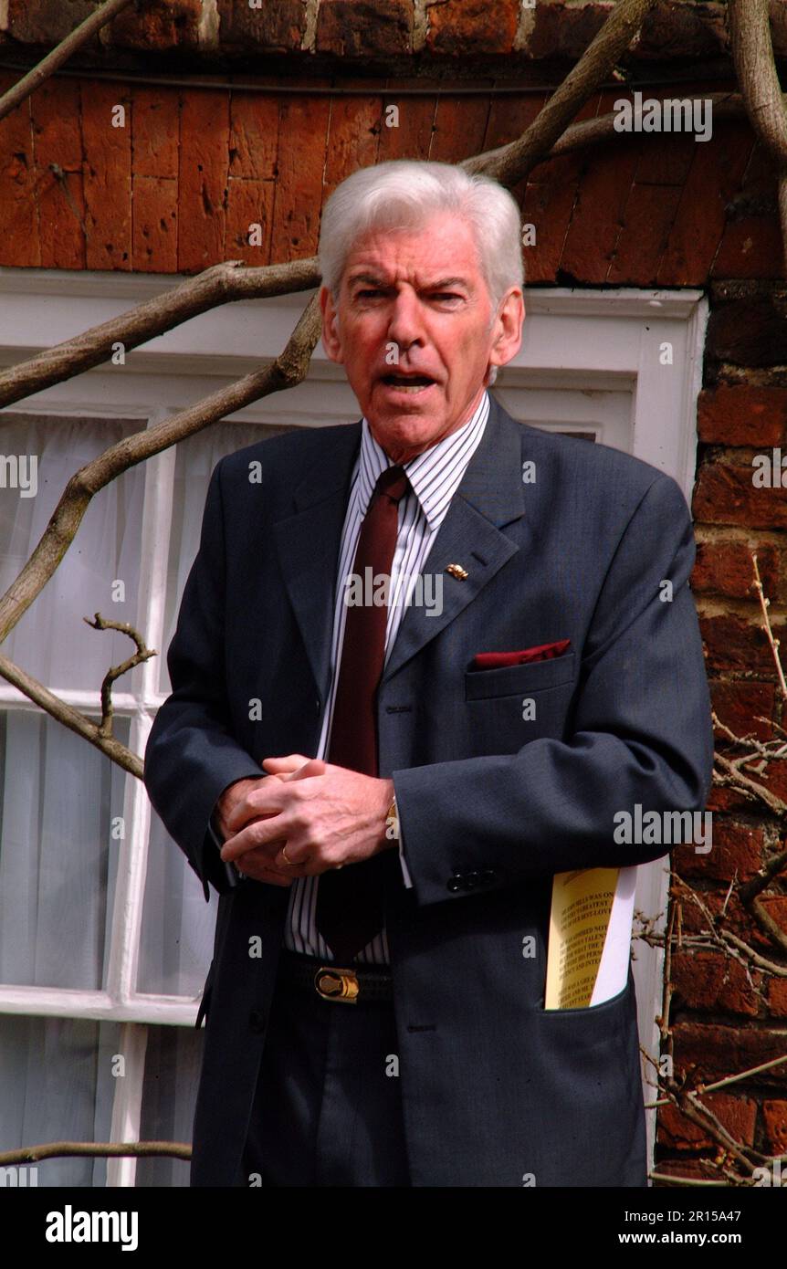 Tom O’Connor at Heritage Foundation Plaque Unveiling at Sir John Mills at His former home in Denham, Buckinghamshire Sunday 9th April 2006 Stock Photo