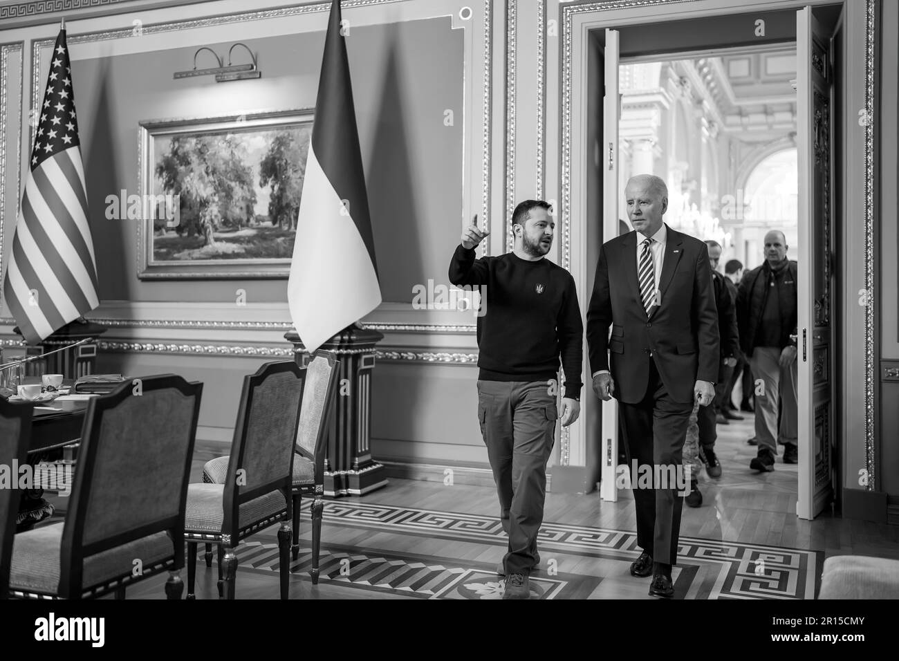 President Joe Biden meets with Ukrainian President Volodymyr Zelenskyy ...