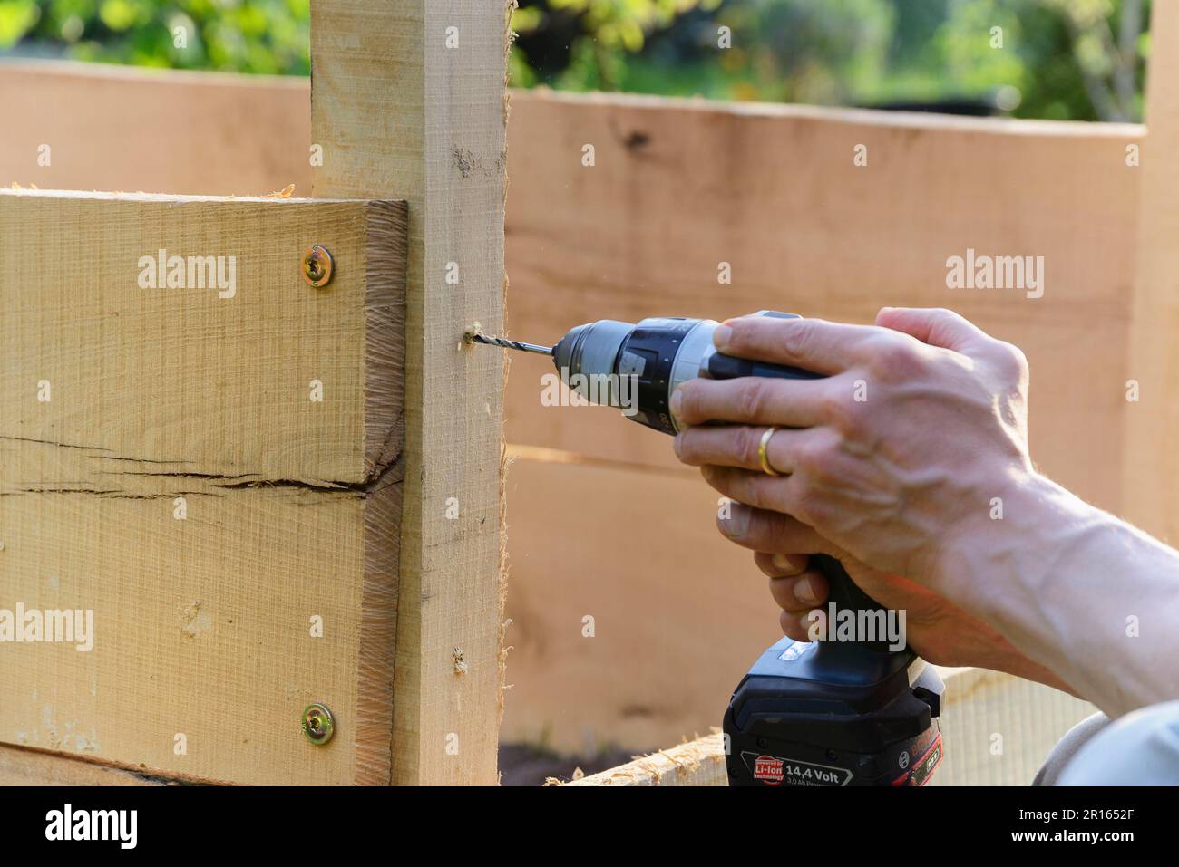 Construction of raised bed, cordless screwdriver, screws, drill, predrill, drill, cordless