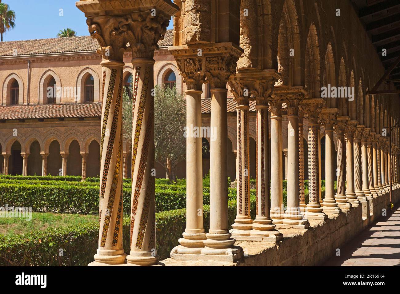 Ornate twin pair columns in the cloister, Monreale Cathedral, Caldura Beach, Cefalu, Sicily, Italy Stock Photo