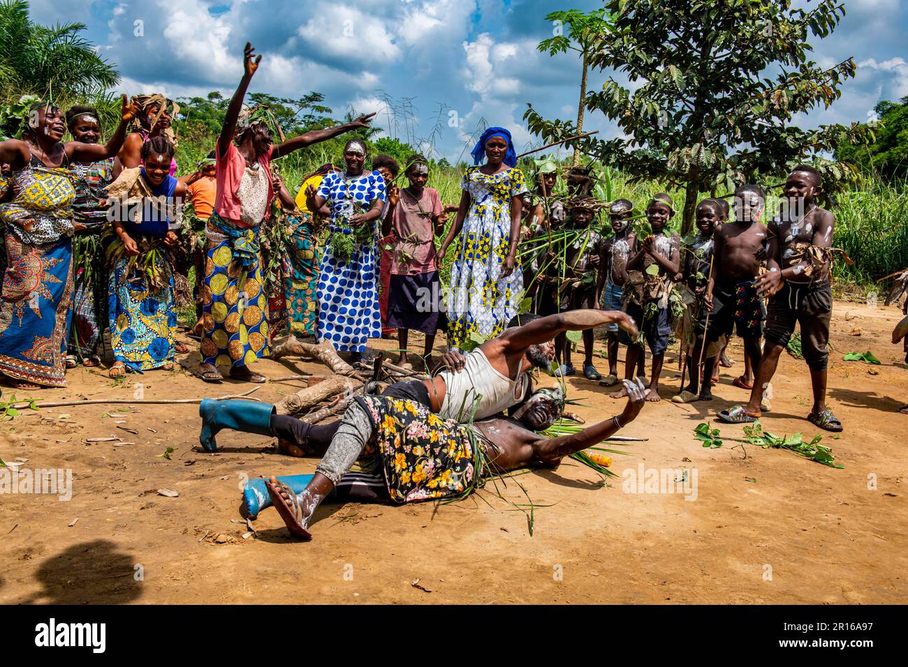 Traditional Pygmy wrestling, Kisangani, Congo Stock Photo