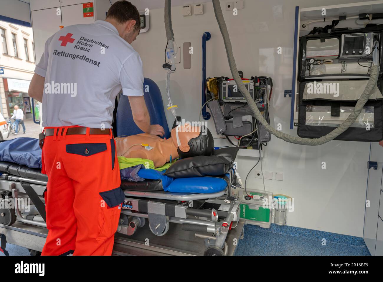 Lavoratore Ambluence copre uomo ferito con coperta termica, fornendo cure  di emergenza dopo l'incidente stradale Foto stock - Alamy