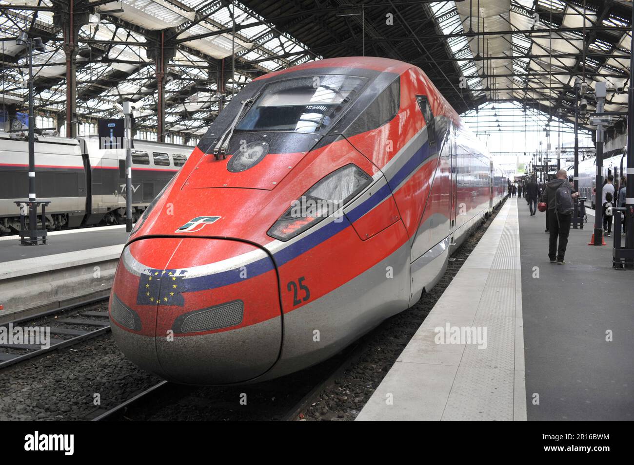 FRANCE. PARIS (75) 12TH DISTRICT. THE TRAIN STATION IN LYON. FRECCIAROSSA 1000 TGV TRAIN OF THE ITALIAN COMPANY TRENITALIA DEPARTURE FOR MILAN (FOLLOW Stock Photo