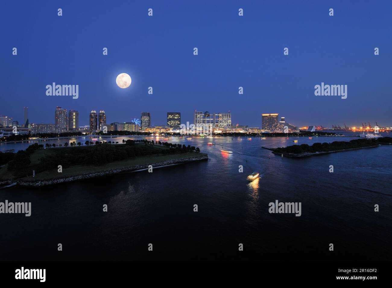 Odaiba Seaside Park and maritime subcity center buildings with the full moon Stock Photo