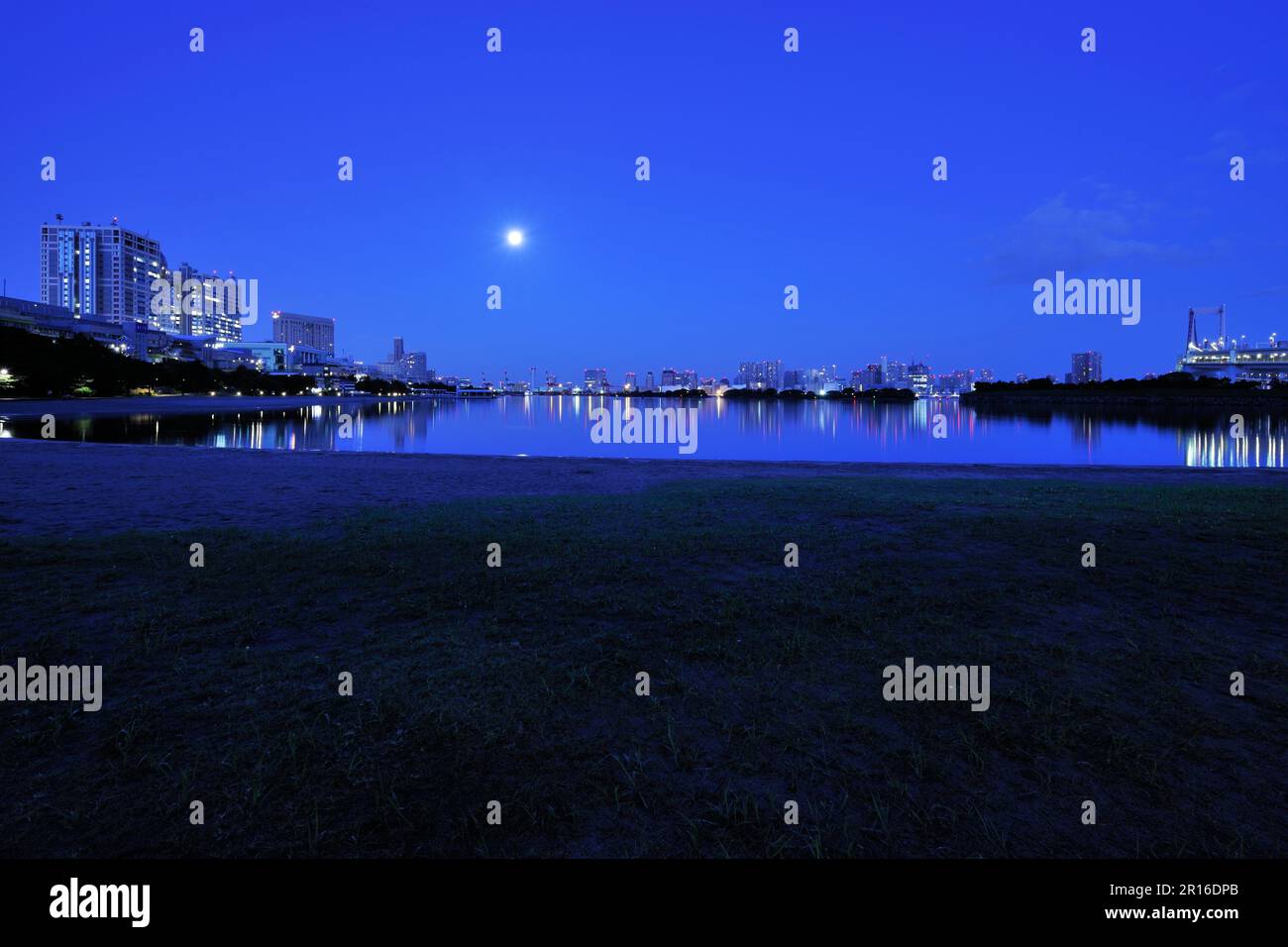 Full moon and Odaiba landscape before dawn Stock Photo