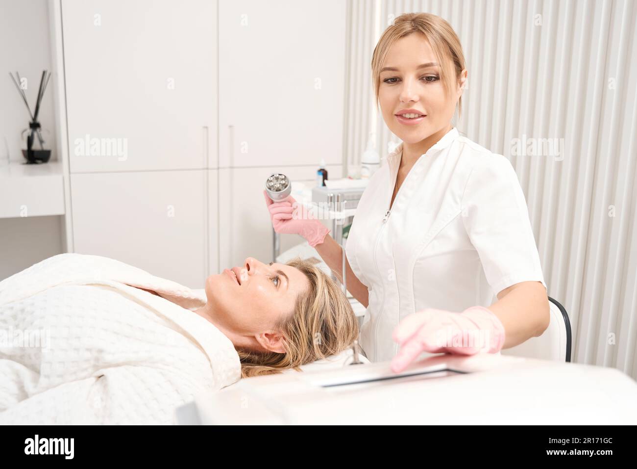 Non surgical skin tightening hi-res stock photography and images - Alamy