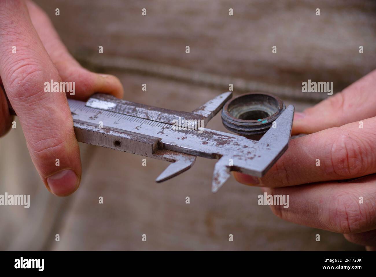 metal shtangel bar circulates Auto mechanical carefully measures the