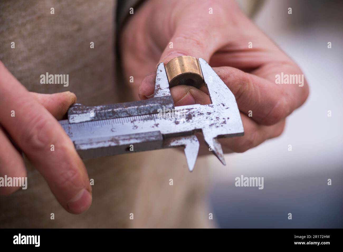 metal shtangel bar circulates Auto mechanical carefully measures the