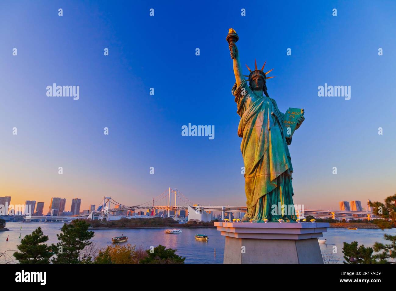 Rainbow Bridge and the Statue of Liberty as seen from Odaiba Stock Photo