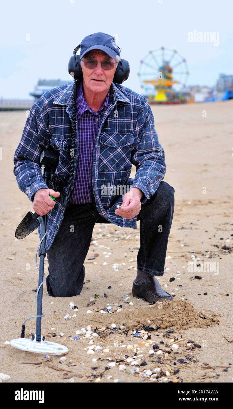 Metal Detecting on Cleethorpes beach Stock Photo Alamy