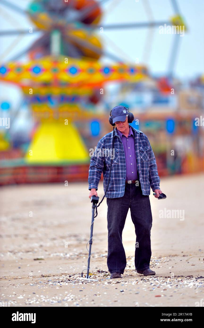 Metal Detecting on Cleethorpes beach Stock Photo Alamy
