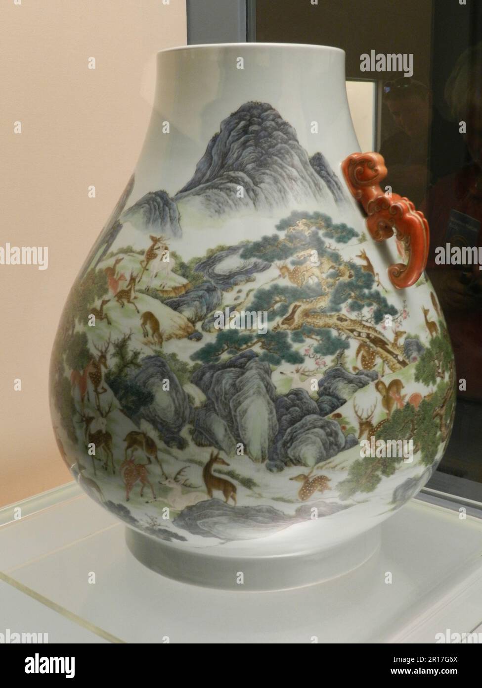 People's Republic of China, Shanghai Museum: 100-deer Vase (Jingdezhen  Ware, Qing Dynasty, Qianlong reign Stock Photo - Alamy