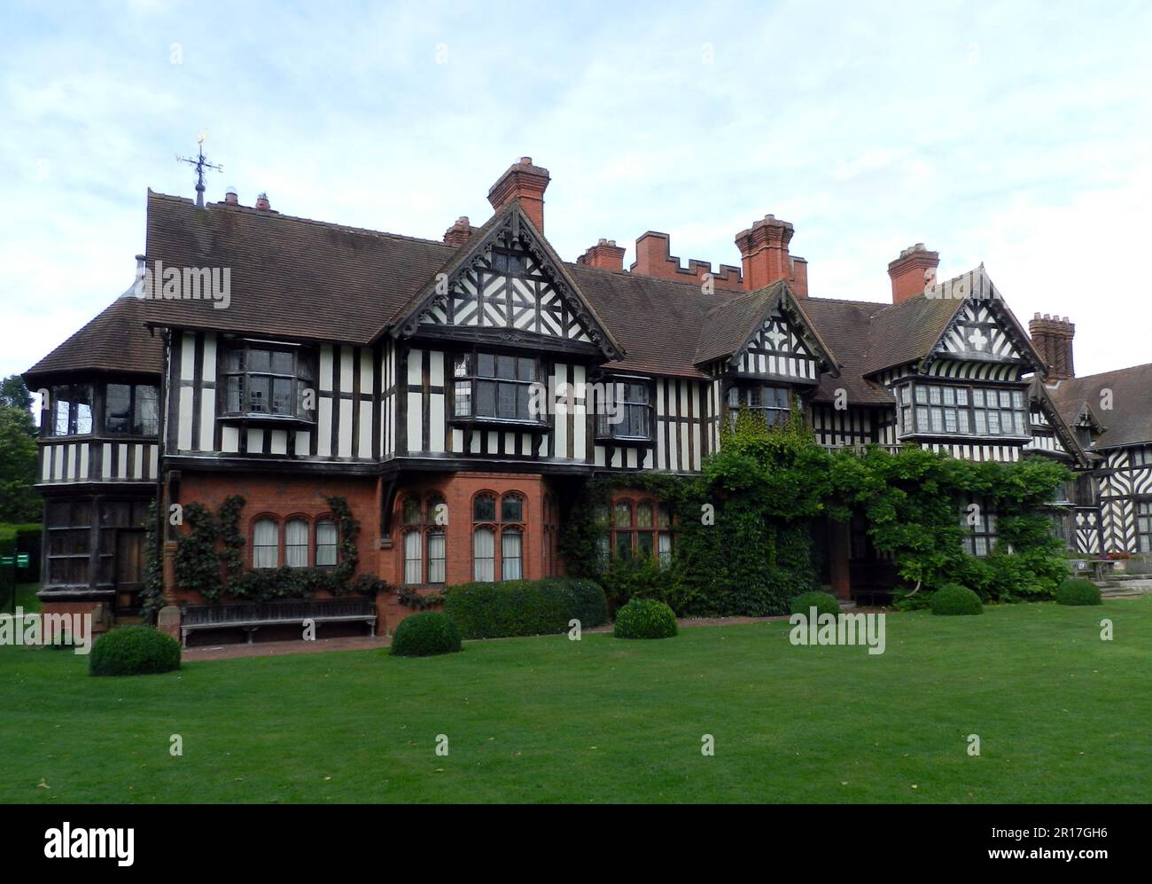 England, West Midlands:  Wightwick Manor and Gardens (National Trust), a 19th century half-timbered manor house, former home of the Mander family. Stock Photo