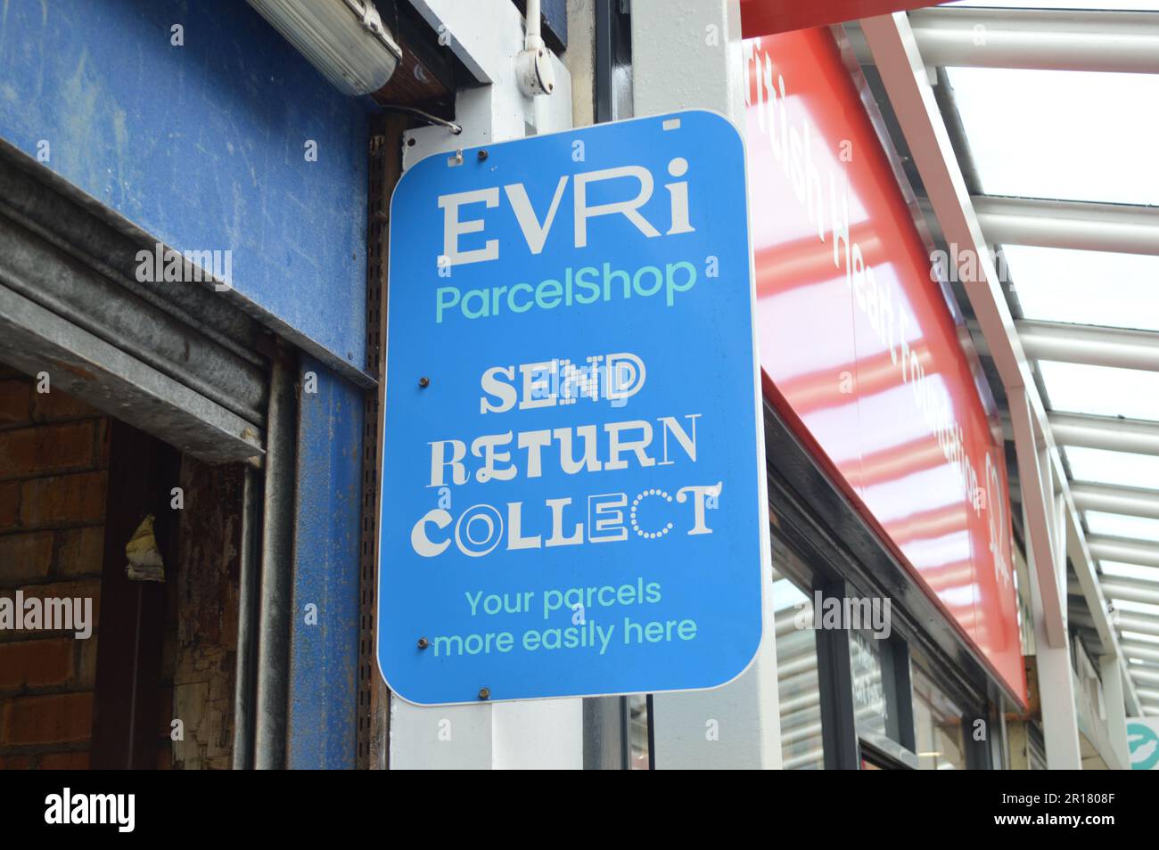 Evri parcelshop hi-res stock photography and images - Alamy