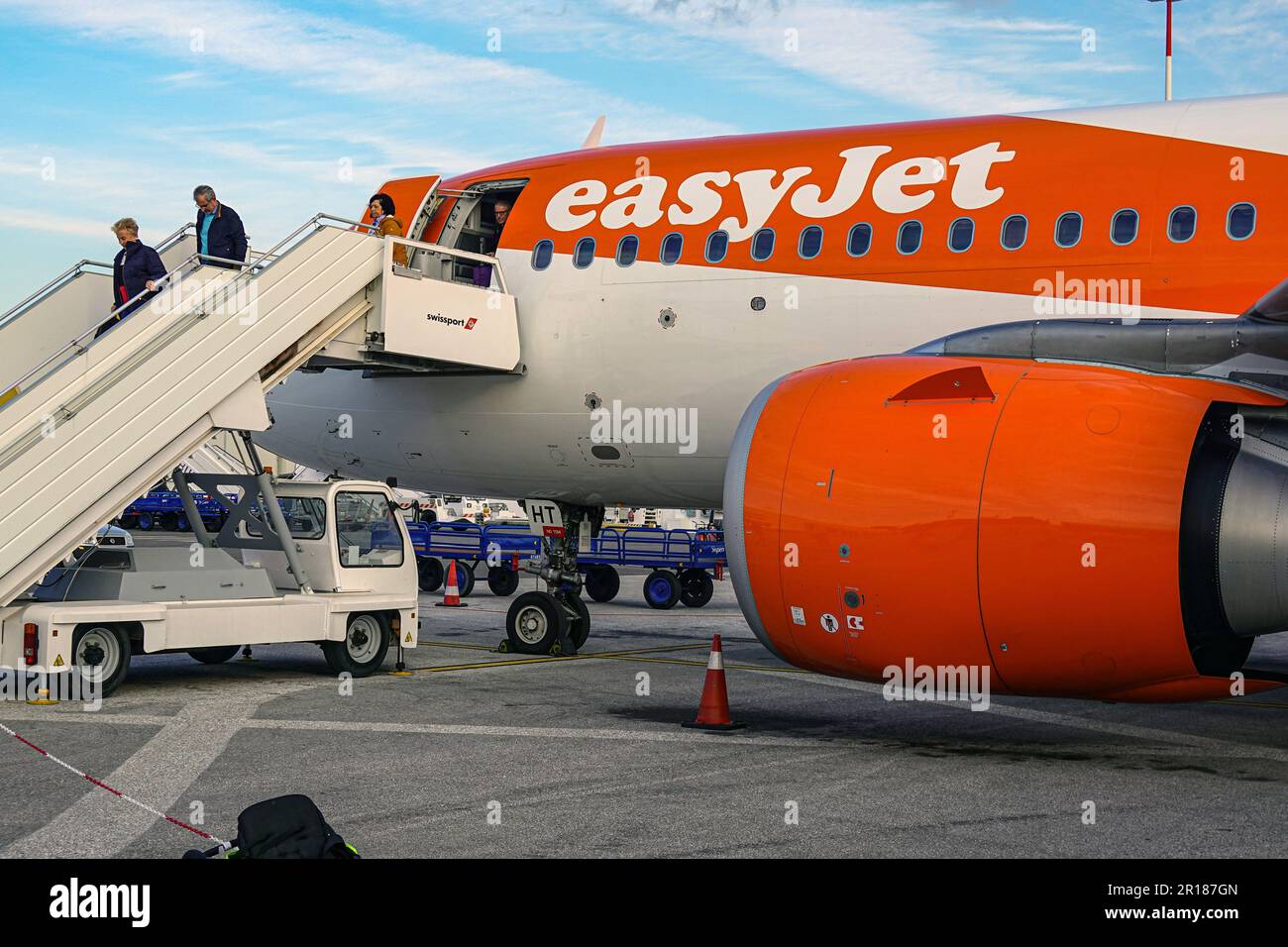 Easyjet, airline, aeroplane, orange, Airbus seen in rainy weather at