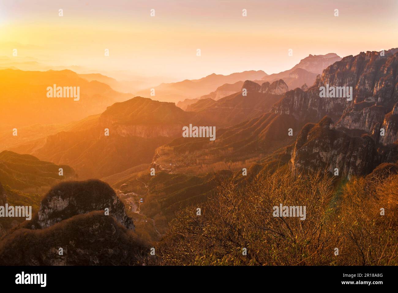 Fog covered mountain hi-res stock photography and images - Alamy