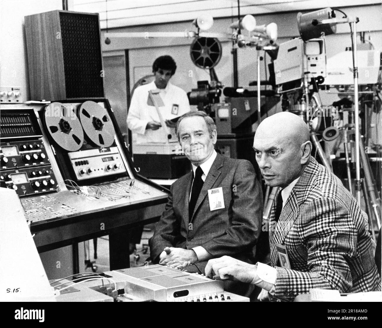 HENRY FONDA and YUL BRYNNER in THE SERPENT / LE SERPENT 1973 director HENRI VERNEUIL novel Pierre Nord music Ennio Morricone France-Italy-West Germany co-production Les Films de la Boetie / Euro International Films / Rialto Film Stock Photo