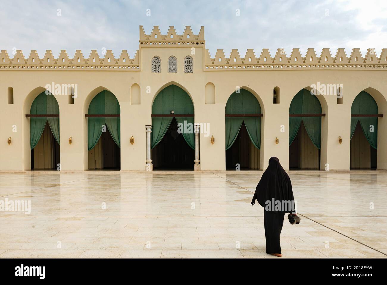 Cairo, Egypt. 27th Nov, 2022. A Muslim woman entering the prayer hall