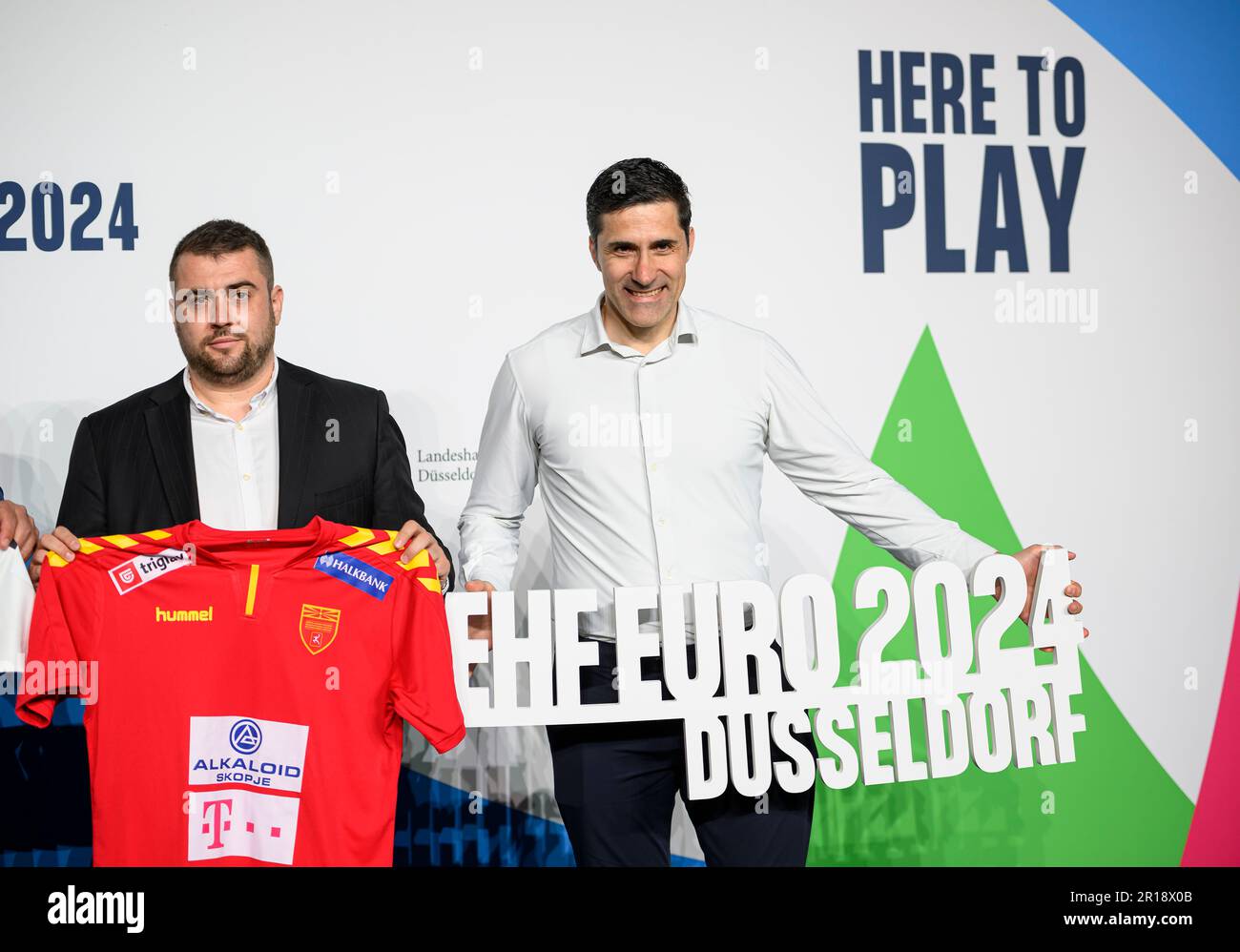 Julen AGUINAGALDE r. (ESP) with a sign of the European Championship ...