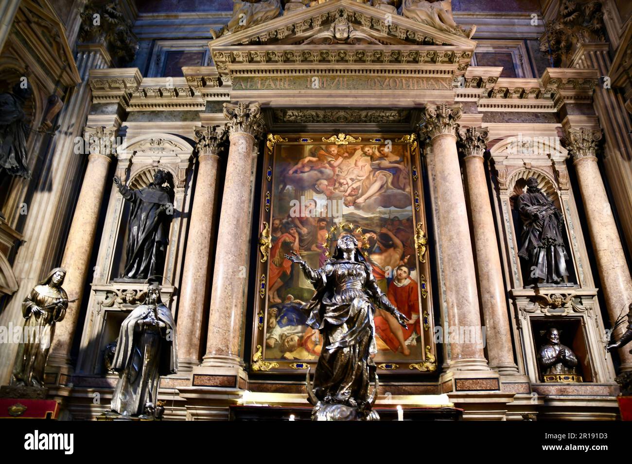 Organo e struttura marmorea nella parete del Duomo di Napoli Stock Photo