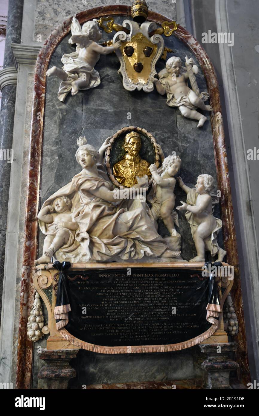 statua marmorea sulla parete de Duomo di Napoli Stock Photo