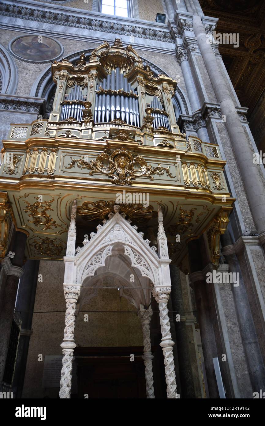 Organo e struttura marmorea nella parete del Duomo di Napoli Stock Photo