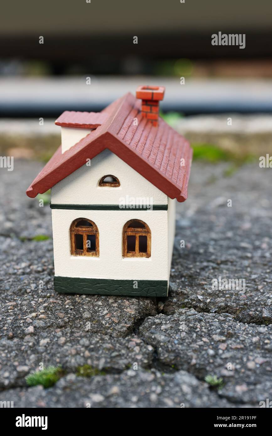Model earthquake damage house hi-res stock photography and images - Alamy