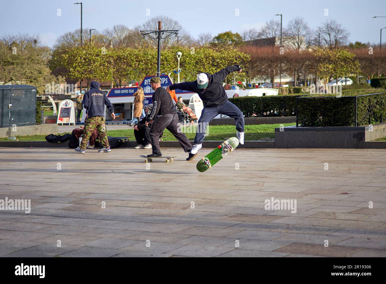 Skateboarder pavement hi-res stock photography and images - Alamy