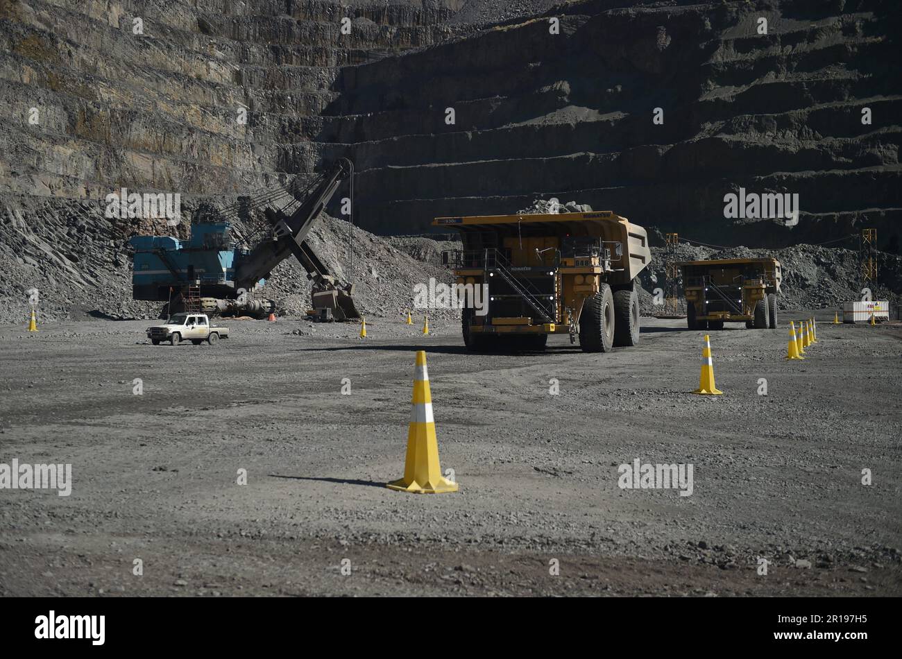 Gaborone, Botswana. 11th May, 2023. Trucks transport ore at the Jwaneng Mine open pit, which is about 160 km southwest of Gaborone, Botswana, May 11, 2023. Democratic Republic of the Congo (DRC) President Felix Tshisekedi has praised Botswana for its management of the diamond industry and value chain to the best interest of its citizens.TO GO WITH '(Special for CAFS) DRC president says impressed by Botswana's diamond industry management' Credit: Tshekiso Tebalo/Xinhua/Alamy Live News Stock Photo