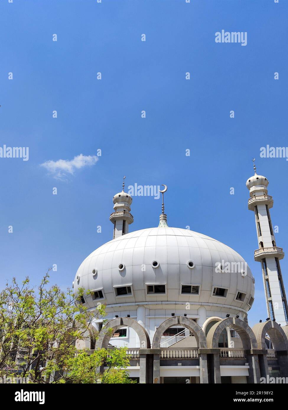 The facade of the white Xiguan Mosque against a blue sky Stock Photo