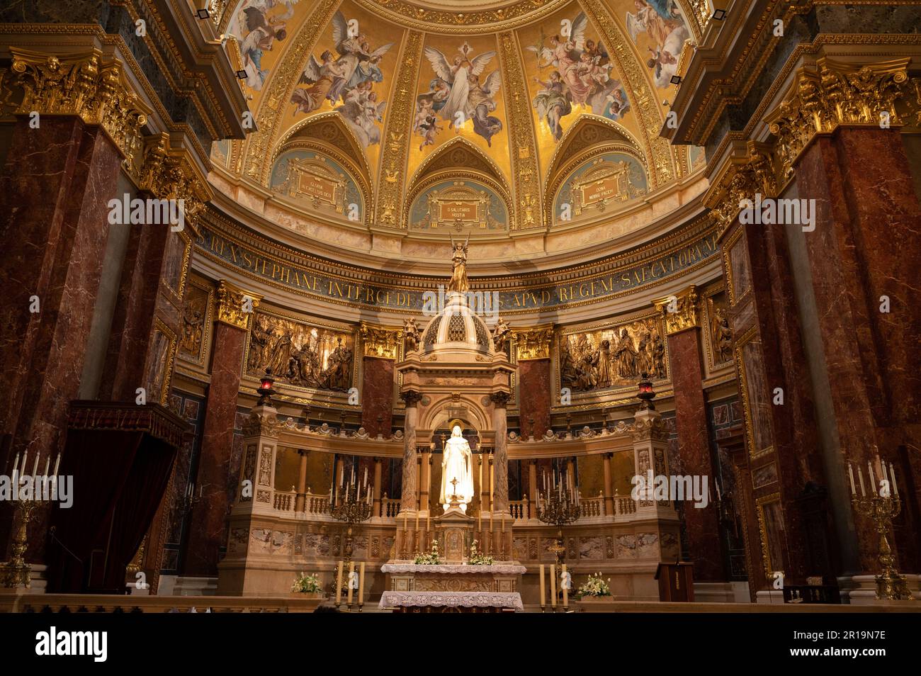 Ornate altar of St Stephens Basilica in the centre of Budapest, Hungary Stock Photo