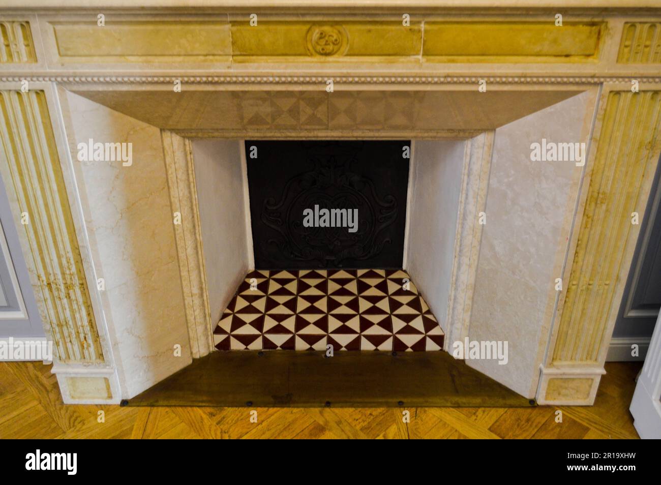 Coal fireplace and armchair hi-res stock photography and images - Alamy