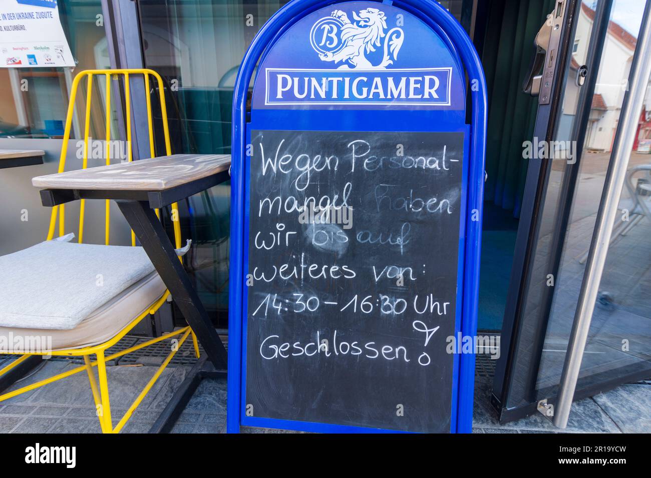 Weiz: sign at restaurant 'Wegen Personalmangel haben wir bis auf weiteres von ... geschlossen' in Steirisches Thermenland - Oststeiermark, Steiermark, Stock Photo