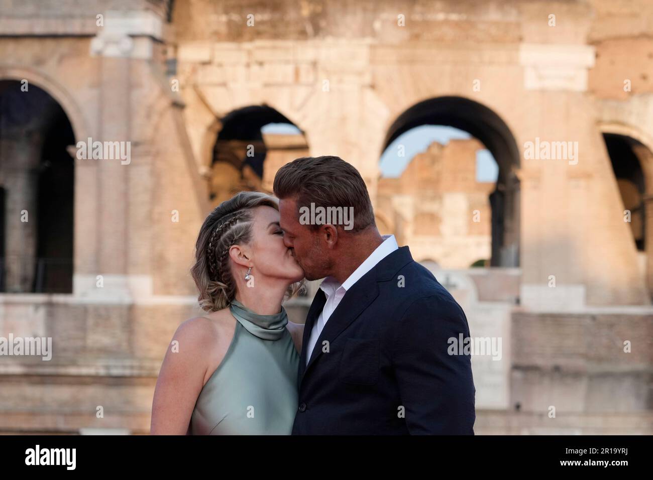 alan-ritchson-kisses-his-wife-catherine-upon-arrival-at-the-world