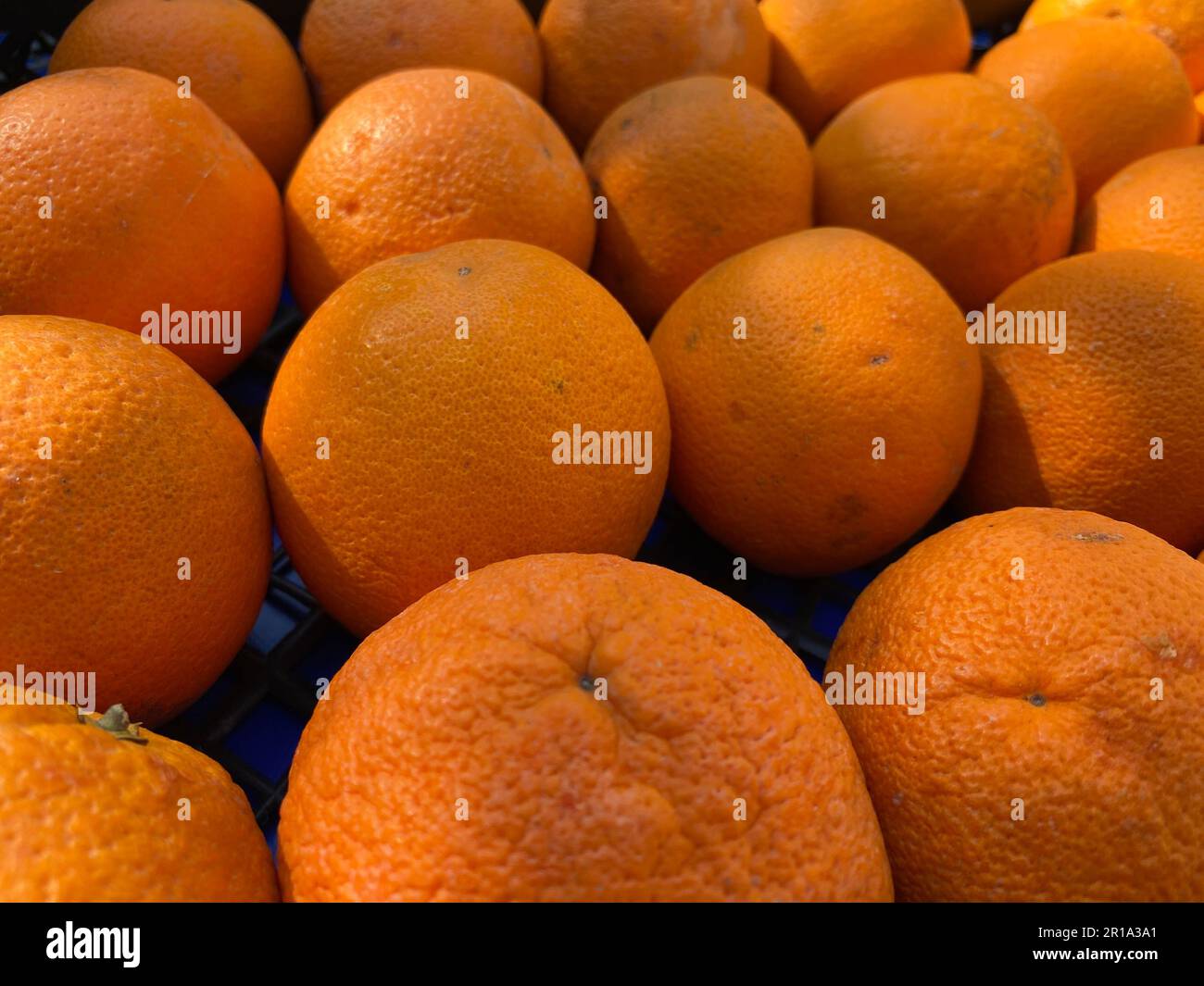 https://c8.alamy.com/comp/2R1A3A1/fresh-tangerines-on-a-market-stall-2R1A3A1.jpg