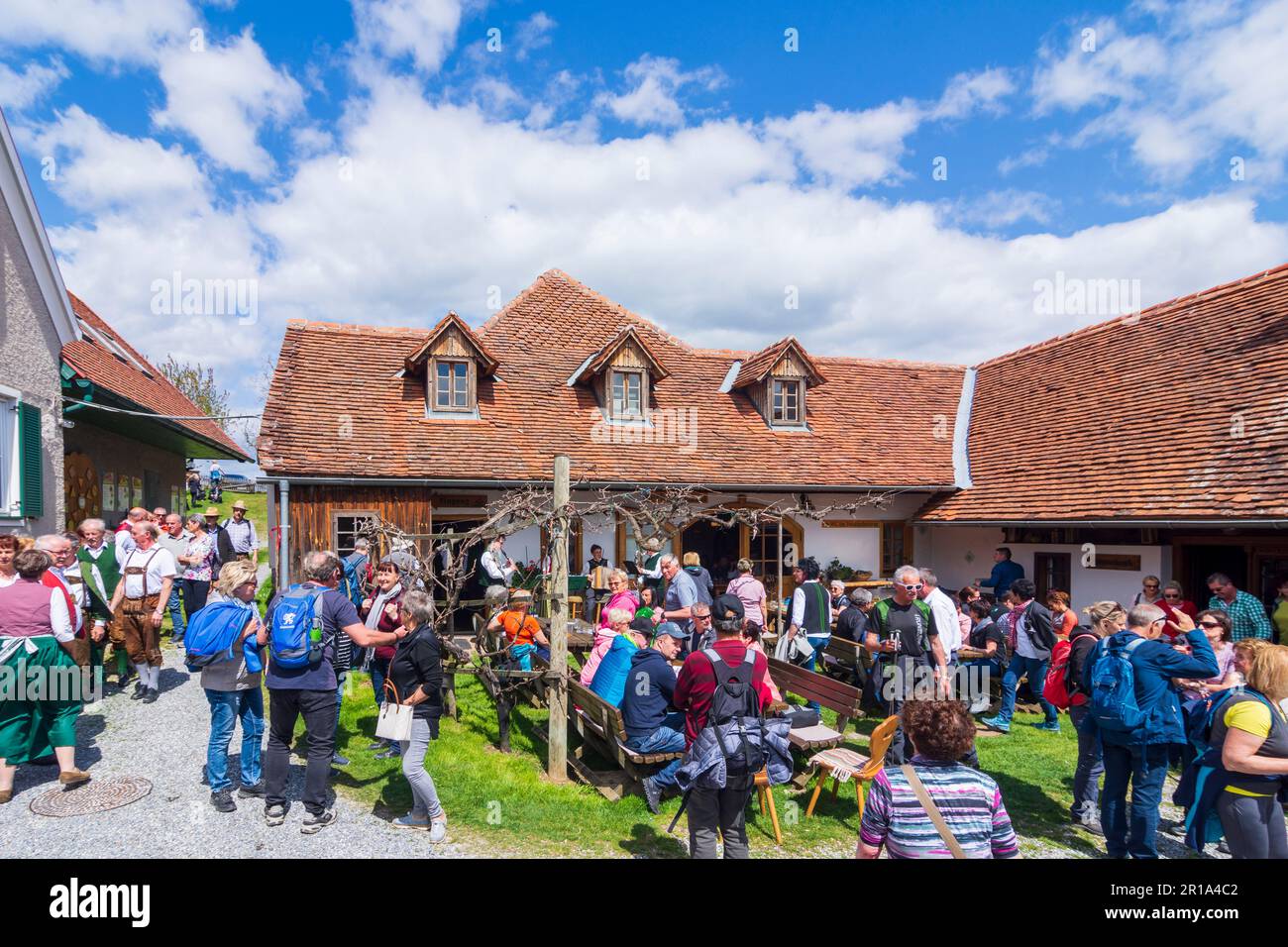 Puch bei Weiz: people at Mostschank Kelz, Haus des Apfels (House of the Apple), at  Apfelblütenfest (Apple Blossom Festival), Apfelland (apple country Stock Photo