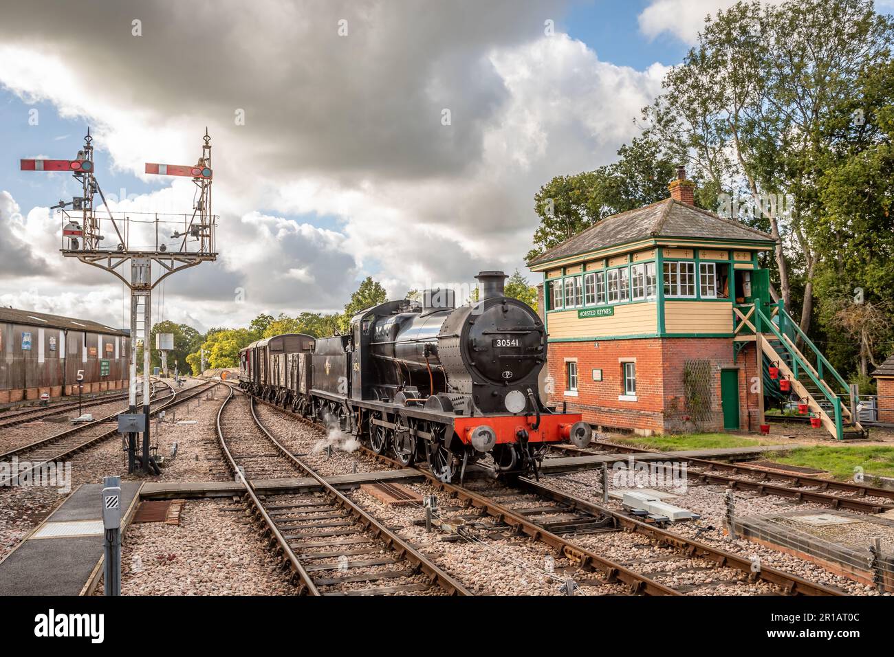 BR 'Q' class 0-6-0 No. 30541 approaches Horsted Keynes on the Bluebell Railway Stock Photo