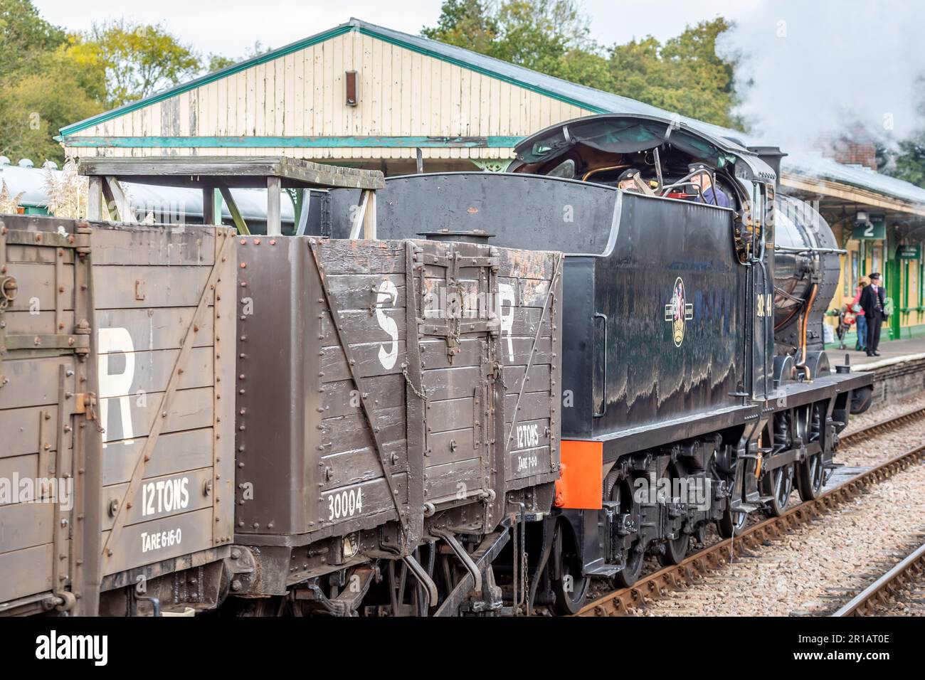 BR 'Q' class 0-6-0 No. 30541 passes through Horsted Keynes on the Bluebell Railway Stock Photo