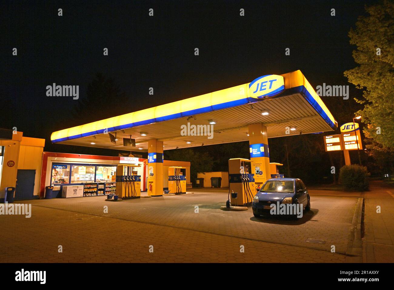 Feldkirchen, Deutschland. 12th May, 2023. Jet gas station at aftert, ? Credit: dpa/Alamy Live News Stock Photo