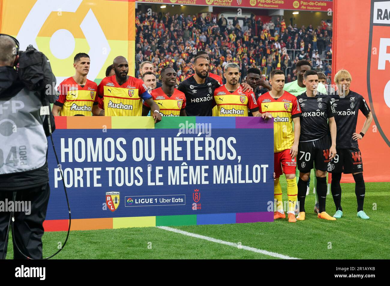 Lens, France. 12th May, 2023. Both teams together behind a banner supporting gay rights before the French championship Ligue 1 football match between RC Lens and Stade de Reims on May 12, 2023 at Stade Bollaert-Delelis in Lens, France - Photo Jean Catuffe/DPPI Credit: DPPI Media/Alamy Live News Stock Photo
