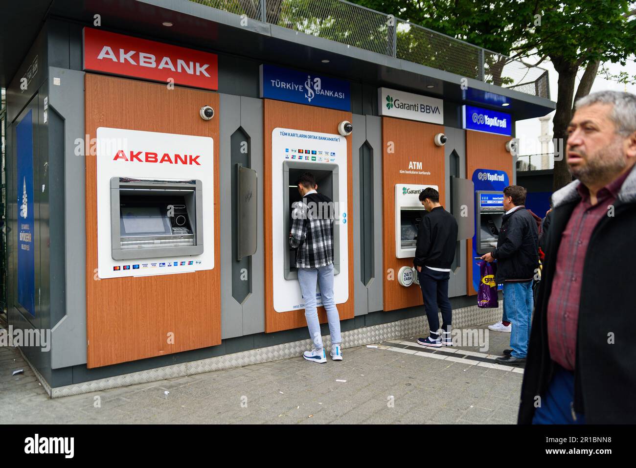 Istanbul, Turkey. 12th May, 2023. People are seen queuing in front of a Turkish bank ATM machine. The Turkish economy has faced a serious crisis in the last years with soaring inflation and a cost of living crisis that has affected the most vulnerable sections of the Turkish population and caused widespread resentment toward the president Recep Tayyip Erdogan. Credit: SOPA Images Limited/Alamy Live News Stock Photo