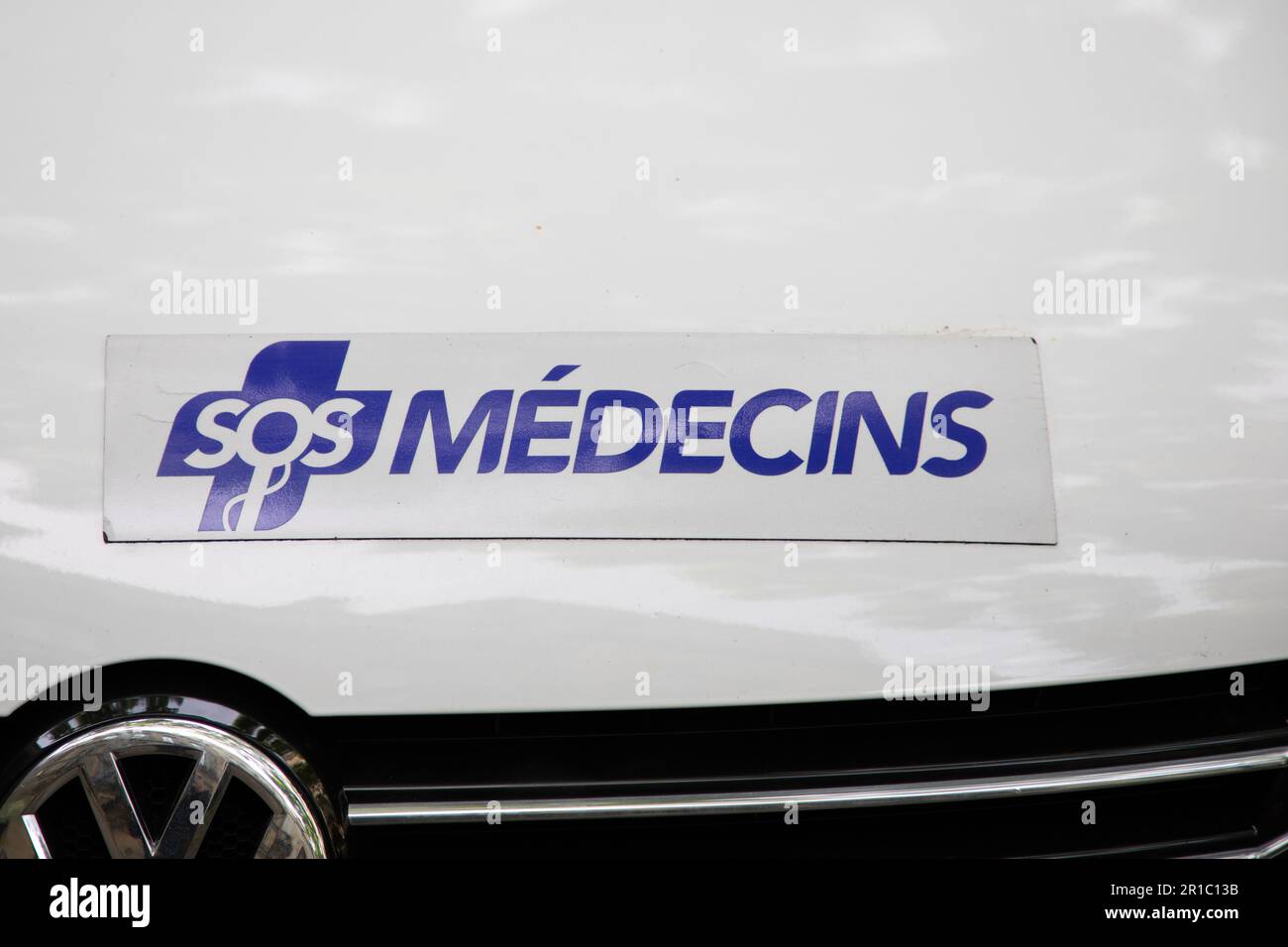 Bordeaux , Aquitaine France - 05 09 2023 : SOS Medecins logo text and brand  sign front car of medical doctors emergency service of medic help in Fran  Stock Photo - Alamy, image size:1300x956