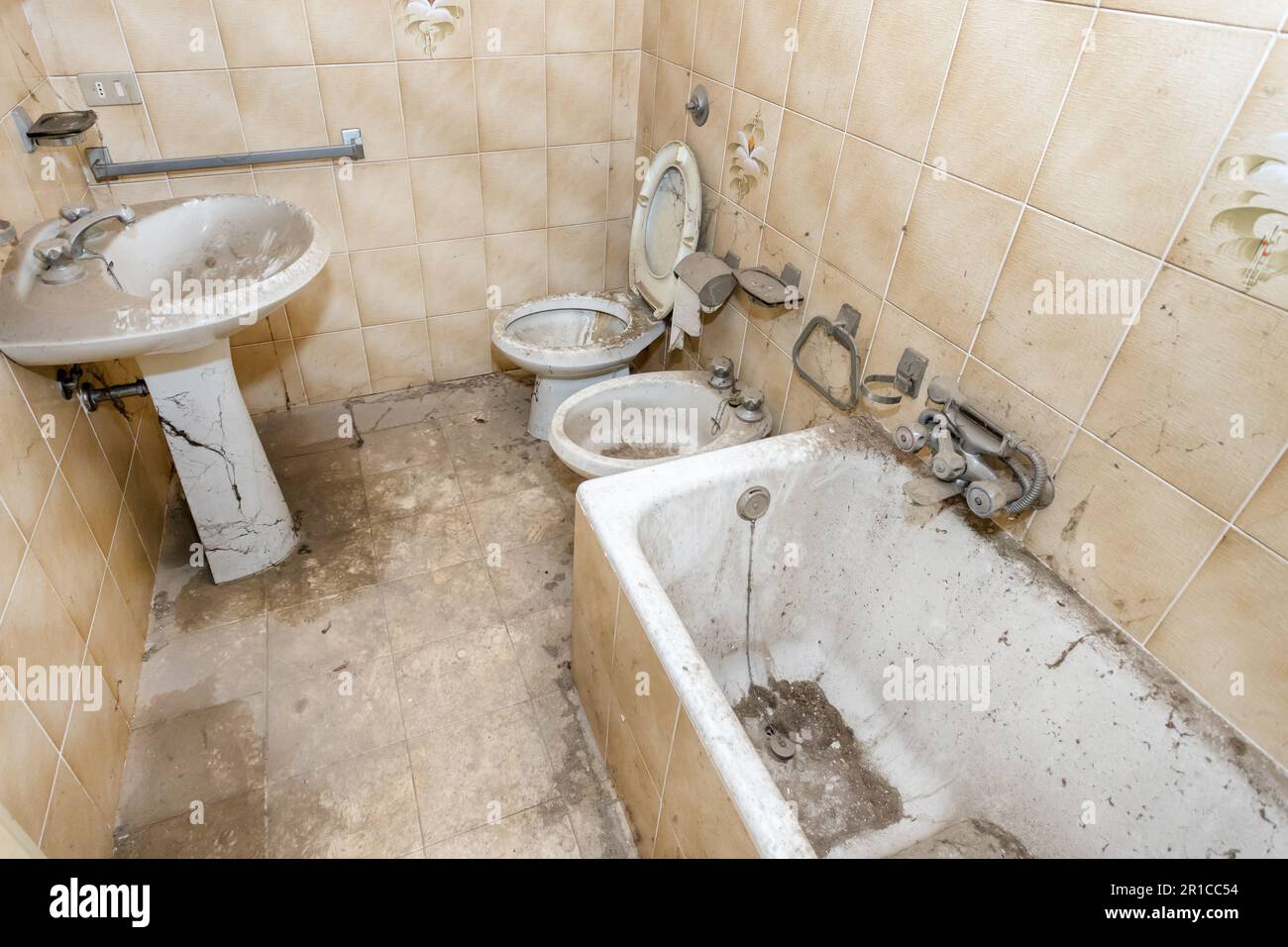Old vintage bathroom to renovated. Restoration to do. Dirt Stock Photo ...