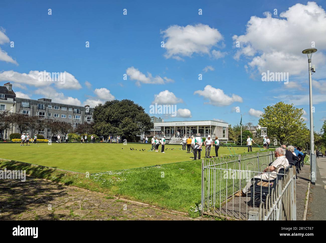 Playing Boels in the sunshine in Plymouth.The Hoe Public Bowling Green, Plymouth home to the Plymouth Hoe Bowling Club. The historic green is where Si Stock Photo