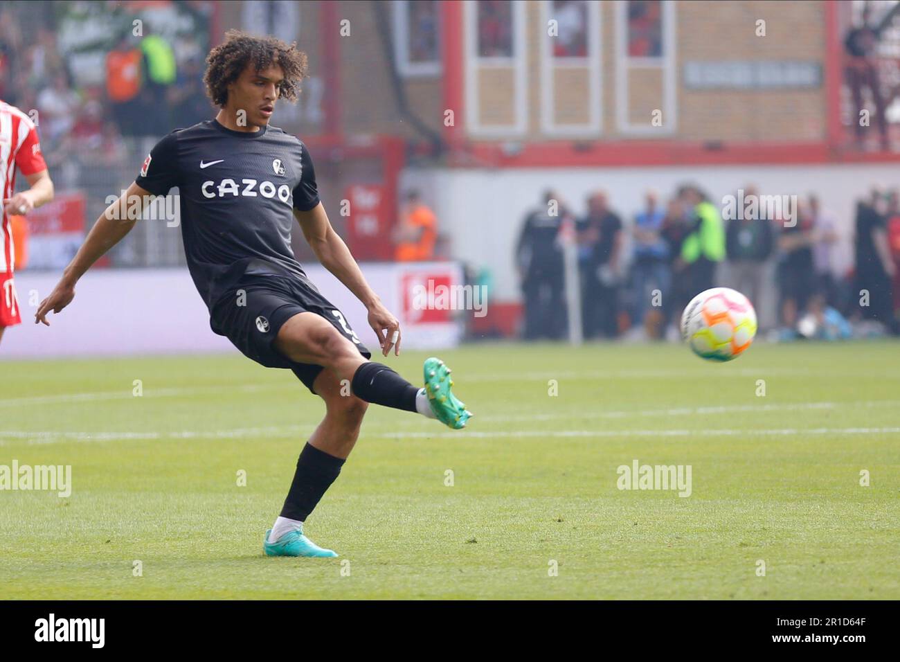 Berlin, Germany. 13th May, 2023. Kiliann Sildillia from SC Freiburg passes the ball on 13 May, 2023 at An der alten Forsterei, Berlin, Germany. During the game between 1. FC Union Berlin Vs SC Freiburg, Round 32, Bundesliga. ( Credit: Iñaki Esnaola/Alamy Live News Stock Photo