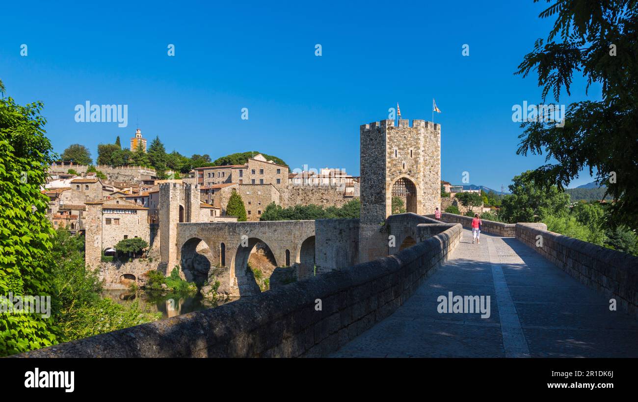 Besalu, Girona Province, Catalonia, Spain.  Fortified bridge known as El Pont Vell, the Old Bridge, crossing the Fluvia river.  Documents dating back Stock Photo